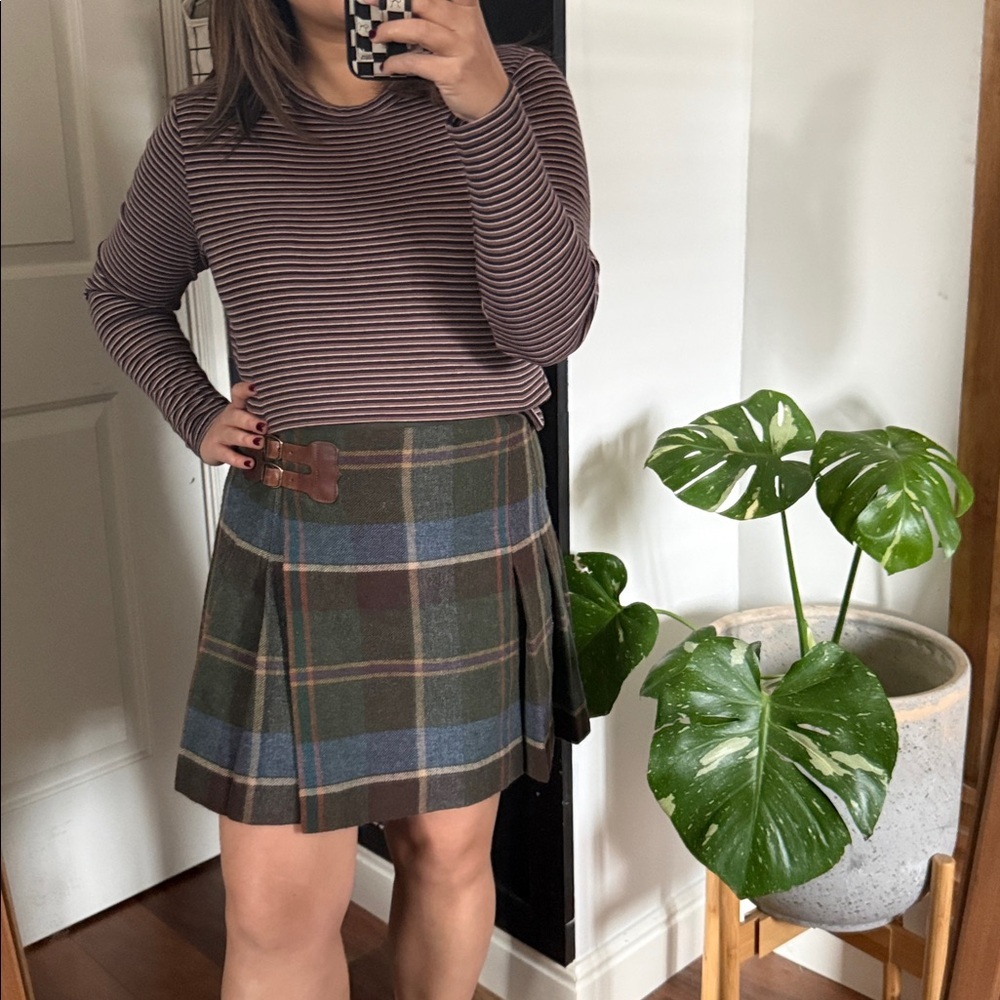 Vintage Ralph Lauren 100% wool pleated plaid wool wrap mini skirt. Size 4-6 - Picture 4 of 9